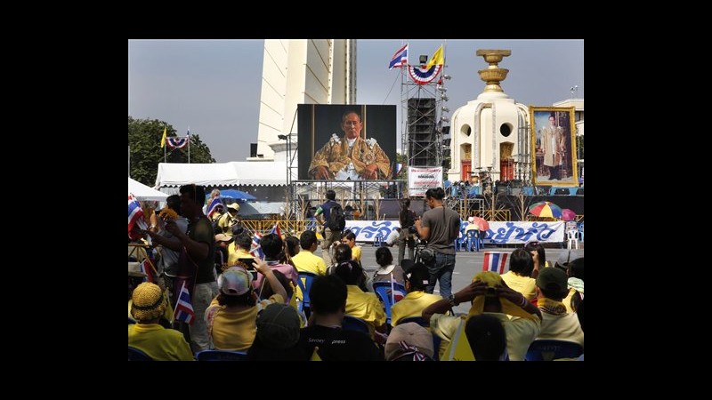 Thailandia, insulti a premier da folla dopo appello all’unità del re