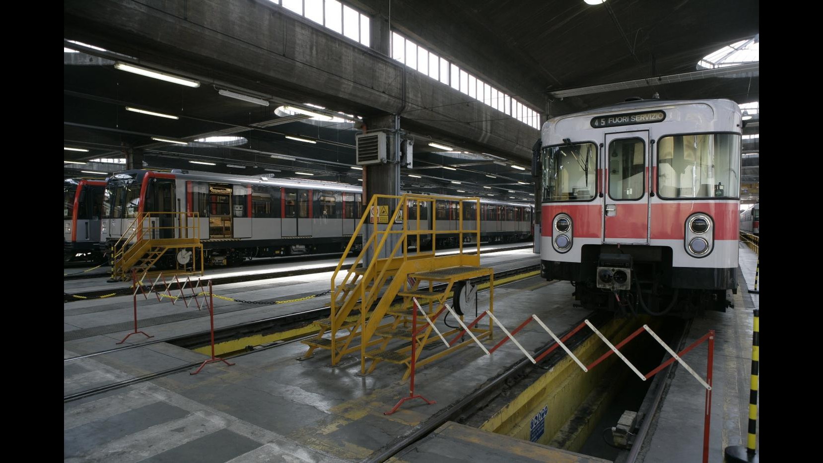 Milano, tentato borseggio in metrò: 65enne si accascia per malore e muore