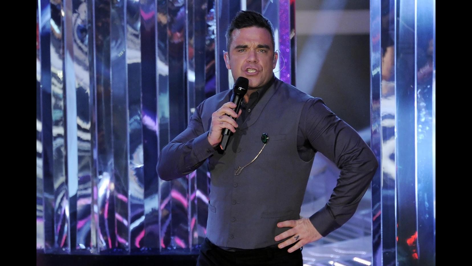 Robbie Williams torna sulle scene da solista con ‘Take the crown’
