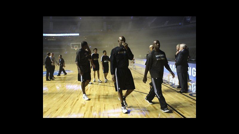 Nba, fumo nell’arena: rinviata Minnesota-San Antonio. Detroit vince, Datome in panchina