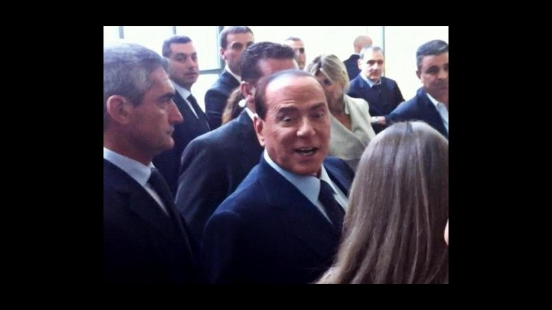 Caso Ruby, Berlusconi stringe la mano alla pm Boccassini