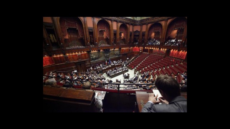 Bagarre a Montecitorio: M5S occupa banchi Governo, seduta sospesa