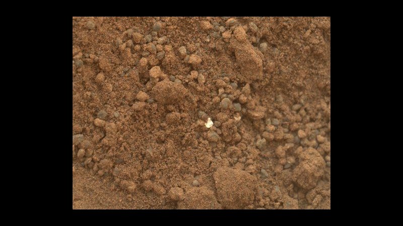 Curiosity scopre macchia bianca sul suolo di Marte