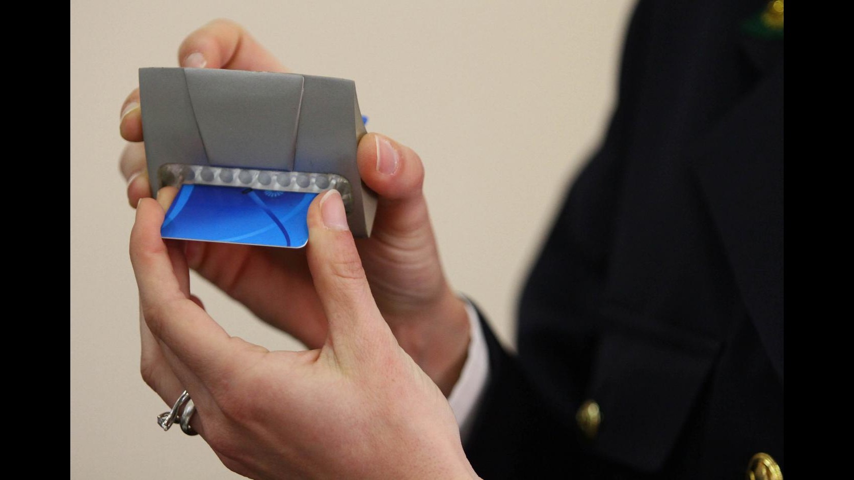 Varese, arrestato inventore congegno sputa-banconote dai self-service