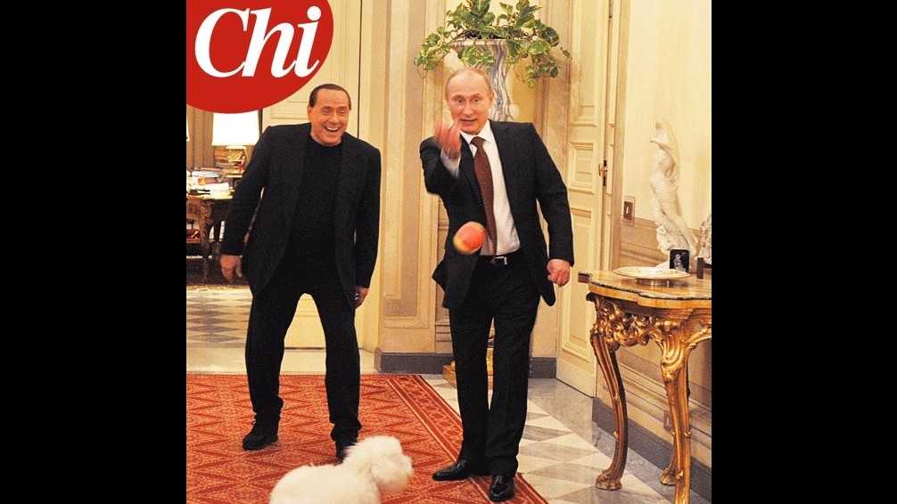 Berlusconi e Putin giocano con cane Dudù, foto esclusiva su ‘Chi’