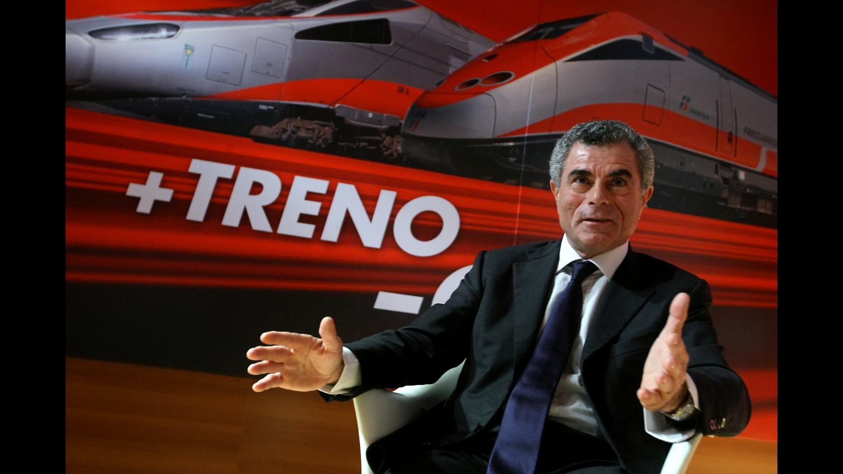 Fs, in piazza Duomo a Milano mock up del nuovo Frecciarossa 1000