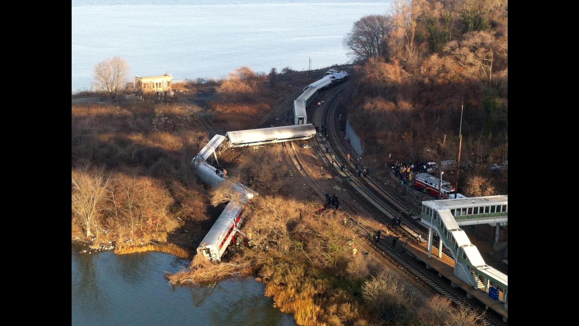 TOP Usa, treno deragliato viaggiava a 132 km/h: limite era di 48 km/h