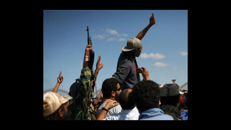 Libia, Hrw accusa ribelli: Uccisero sommariamente Gheddafi e lealisti