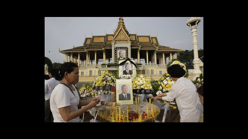 Cambogia, salma dell’ex re Norodom Sihanouk arrivata a Phnom Penh