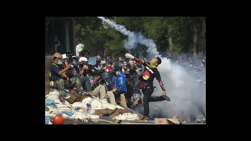 Thailandia, leader proteste incita a prendere controllo base polizia