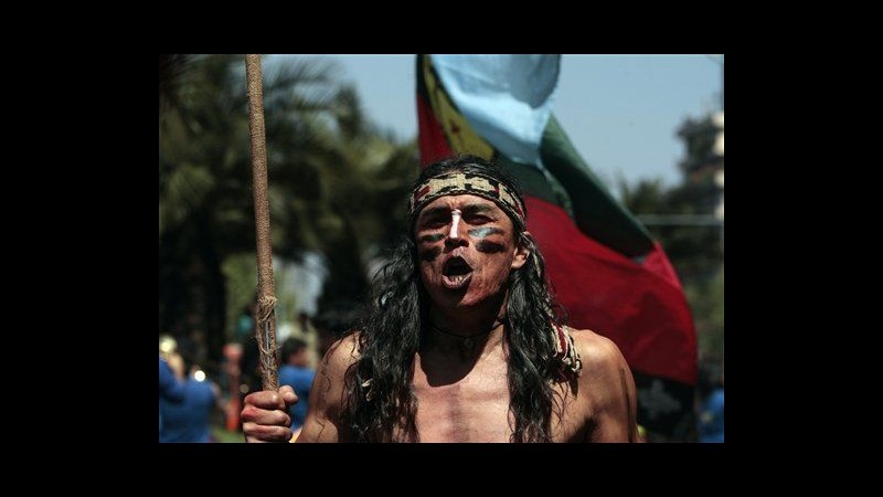 Cile, presidente visita regione Araucania: proteste di indigeni mapuche