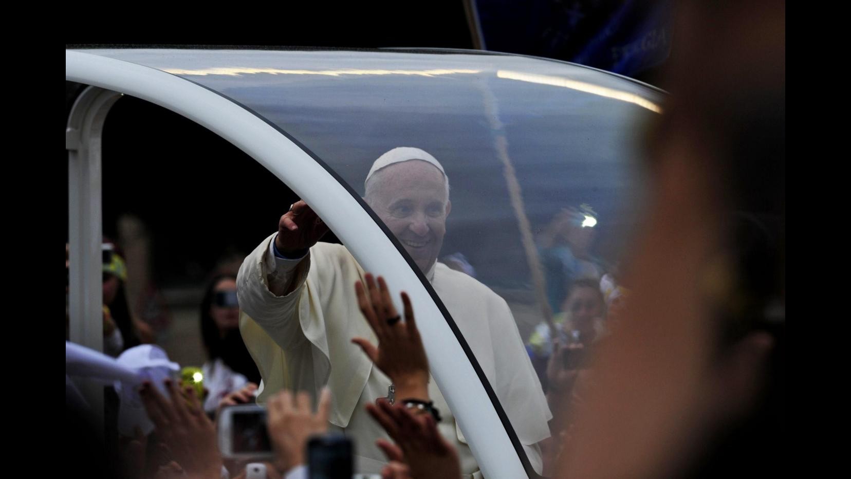 Vaticano, Papa Francesco: Prego per vittime abusi sessuali