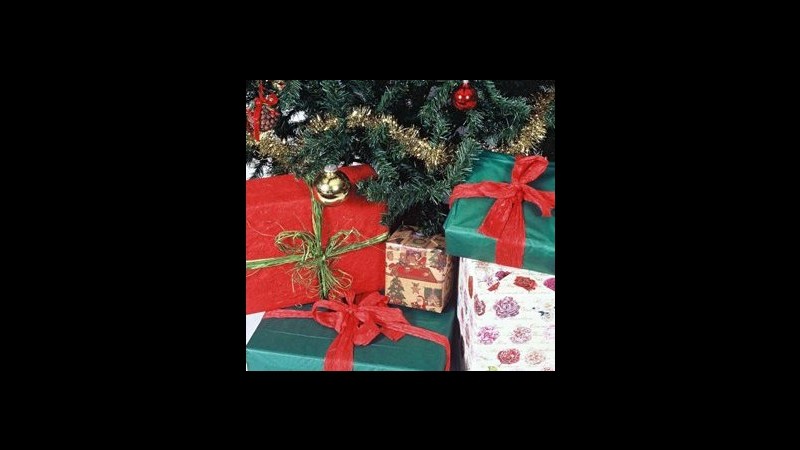 Natale, consumatori vedono spesa famiglie per regali -11,2% sul 2012