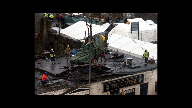Glasgow, elicottero rimosso da tetto del pub. I morti sono 9