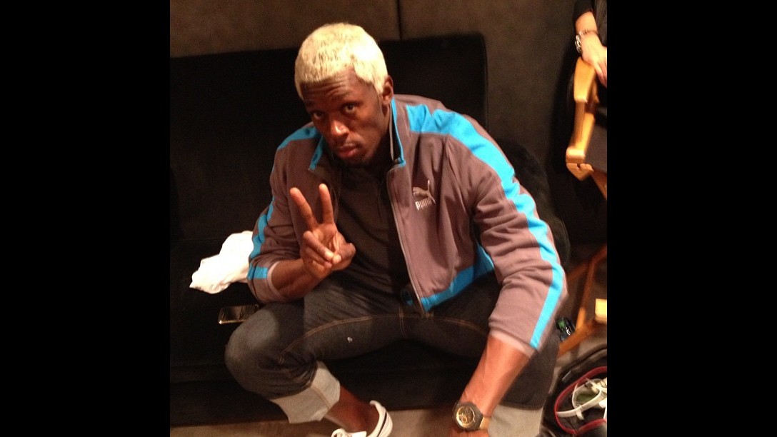 Usain Bolt con chioma biondo platino per il Saturday Night Live
