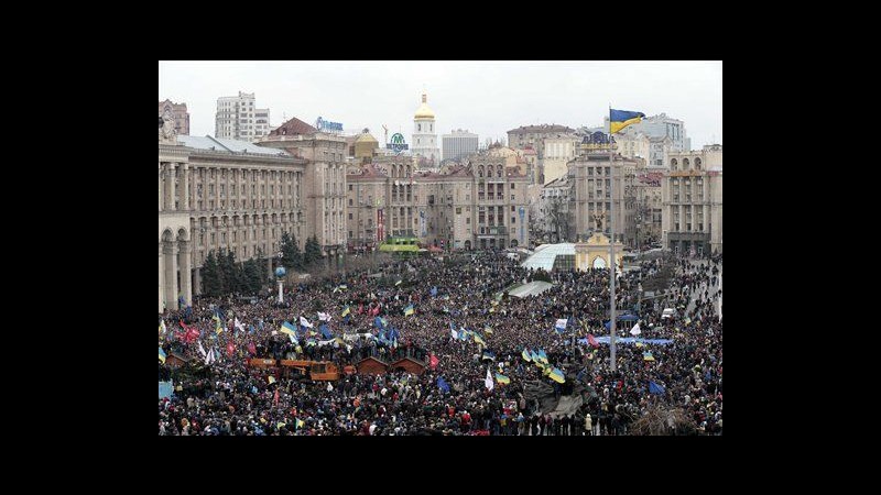 Ucraina,dimostranti tentano ingresso palazzo presidenza:polizia li ferma