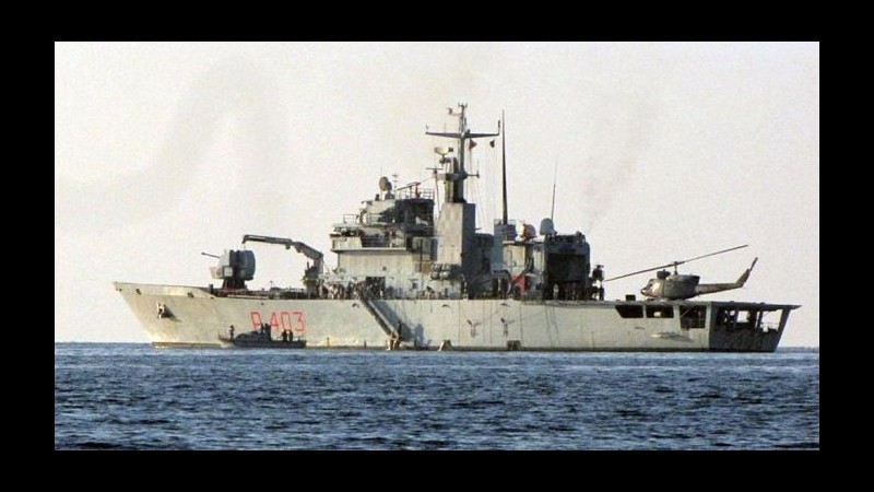 Barcone con 100 migranti alla deriva a largo di Crotone: soccorsi difficili
