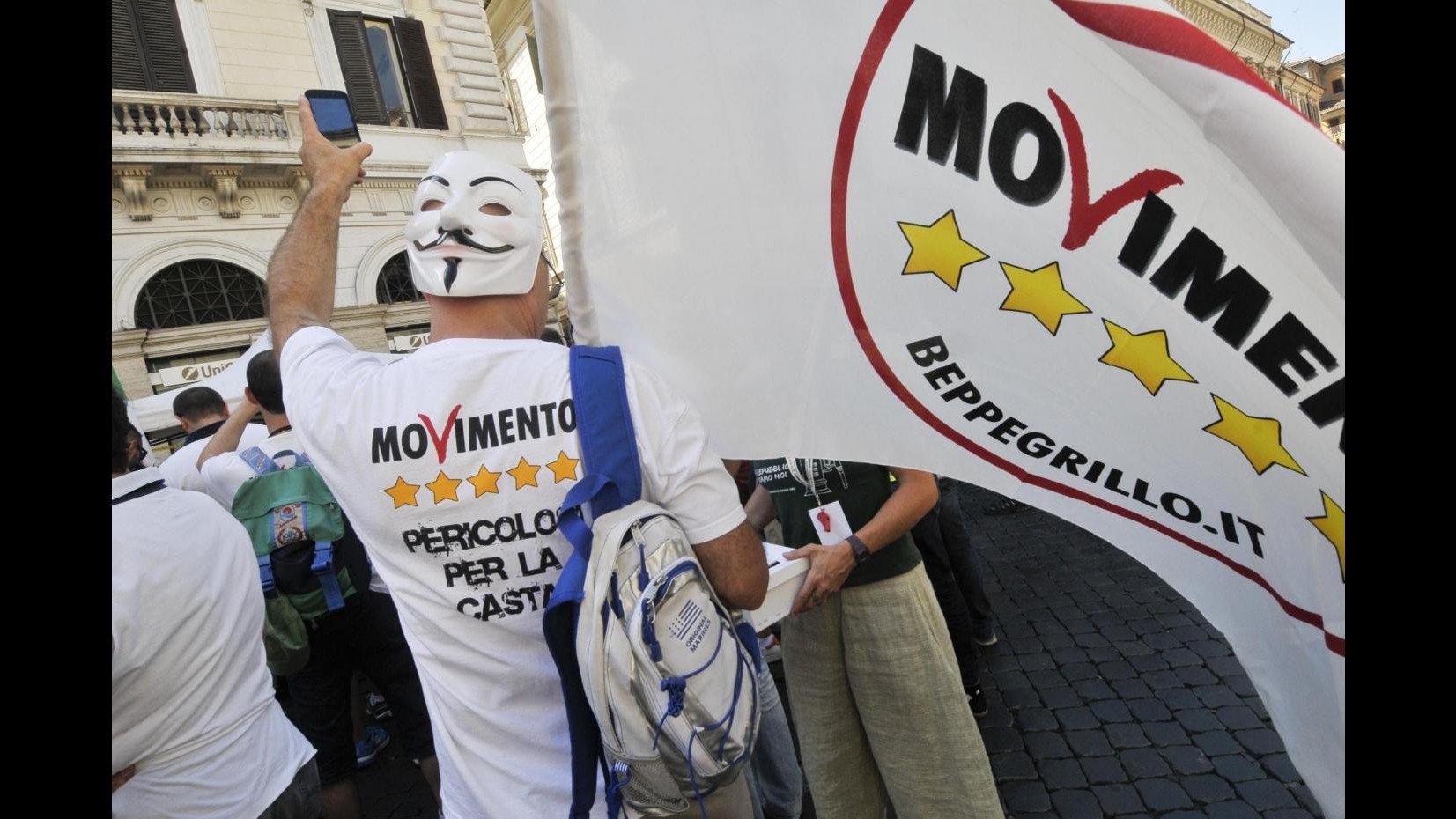 M5S, a Genova è giorno del Vaffa Day: dalla piazza eletti grillini twittano