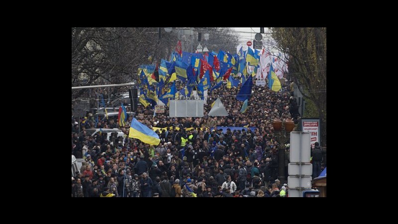 Ucraina, 200mila sfidano divieto protesta a Kiev: polizia lascia l’area
