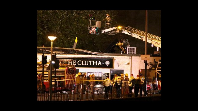 Elicottero della polizia si schianta su pub a Glasgow: 8 morti
