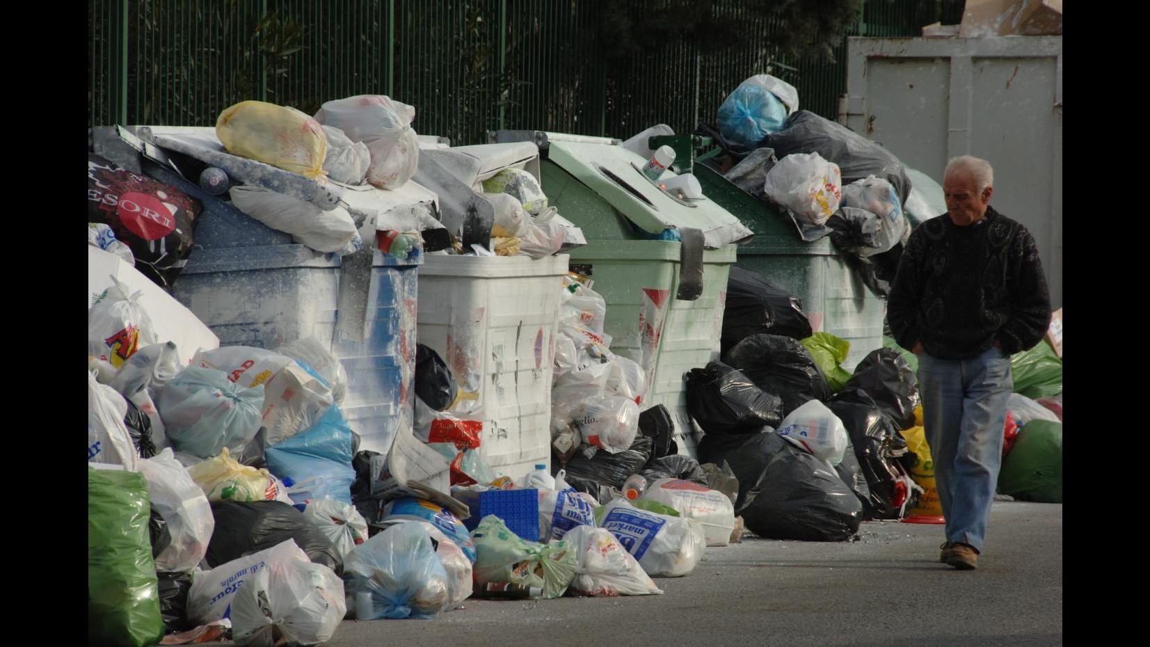 Verona, ubriaco si addormenta in cassonetto, salvato da trituramento