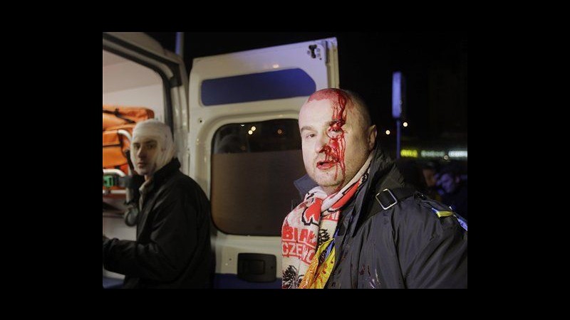 Ucraina, polizia carica manifestanti antigovernativi: ci sono feriti
