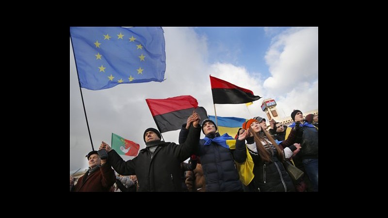 Ucraina, migliaia in piazza a Kiev: chiedono dimissioni Yanukovych