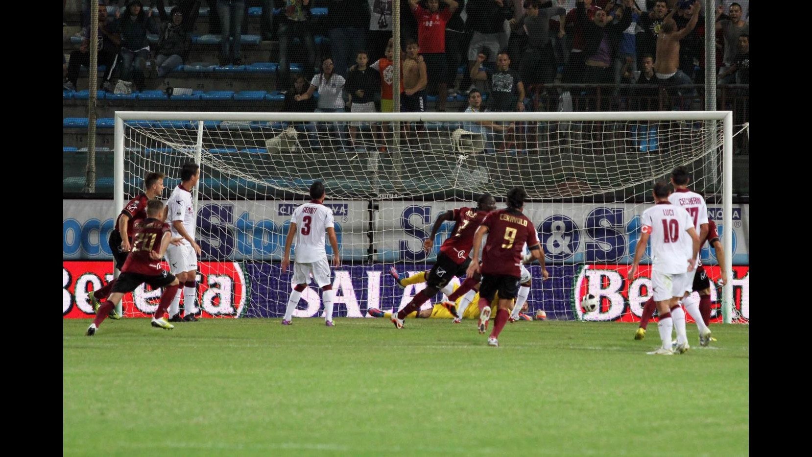 Serie B, il Livorno espugna Reggio Calabria: Paulinho e Dionisi show