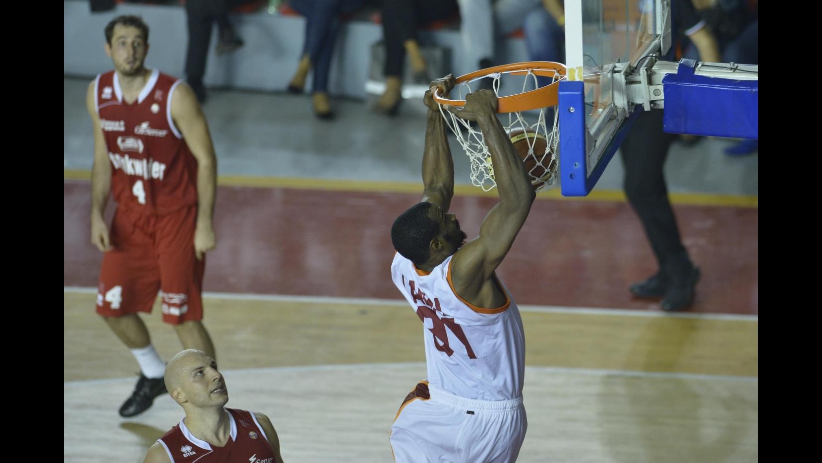 Basket, Sassari beffa Cantù nel finale. Ok Roma e Pesaro