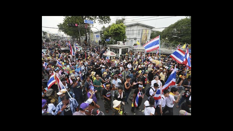 Thailandia, ministeri sotto assedio, ricercato leader proteste