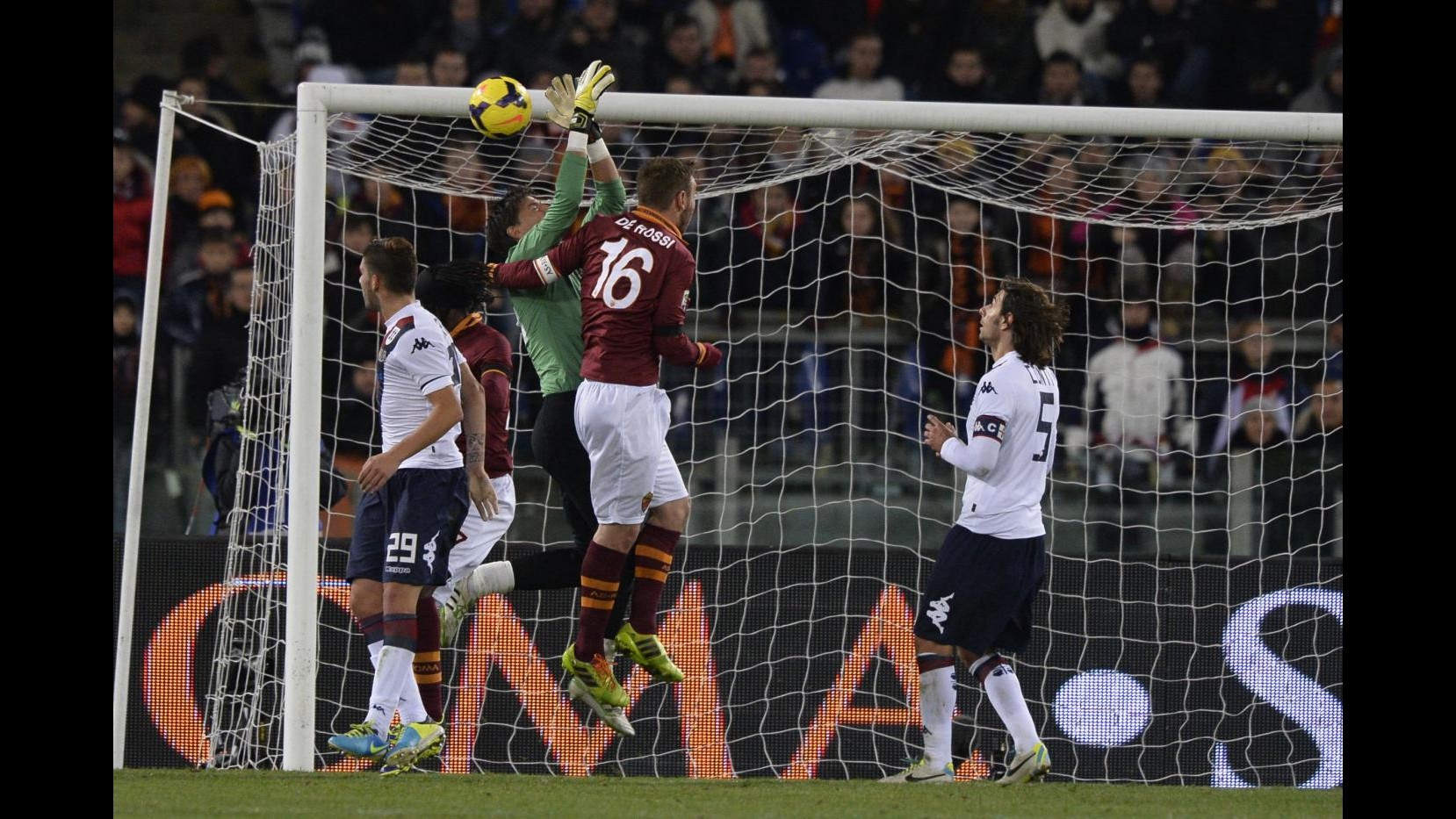 Serie A, Roma non sa più vincere: Avramov e Cagliari la fermano sullo 0-0, Juve in vetta