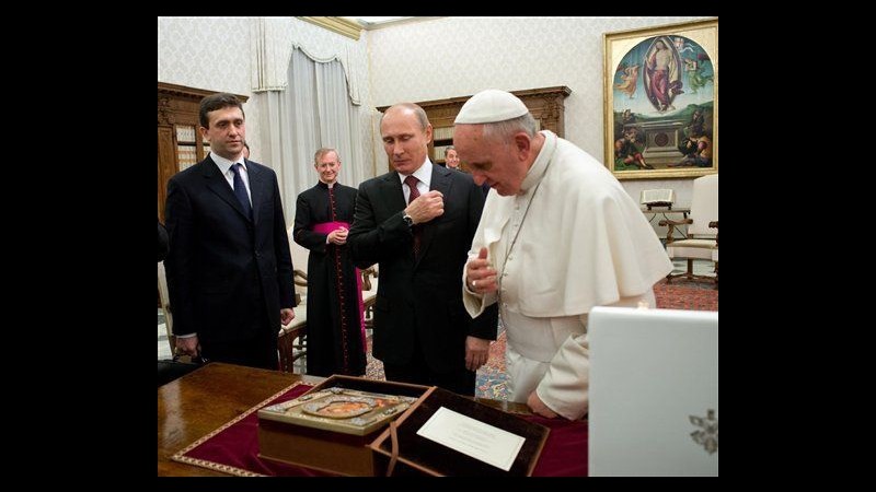 Putin incontra il Papa, entrambi baciano icona raffigurante la Madonna. Dialogo su pace in Siria