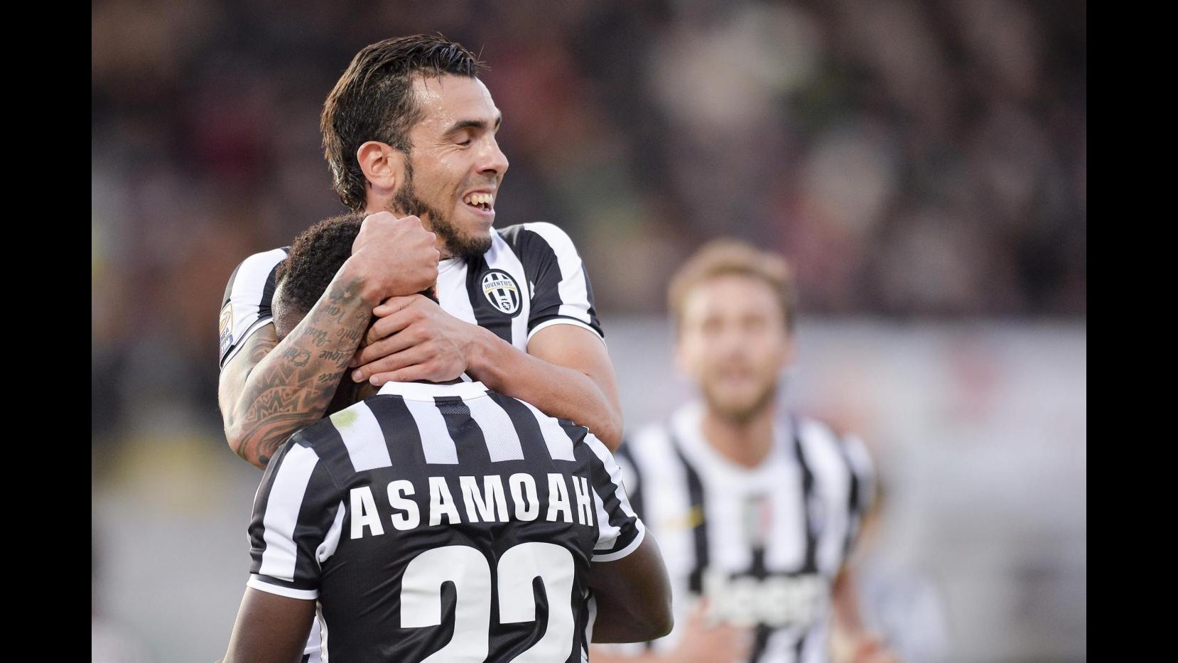 Serie A, Llorente e Tevez portano la Juve in testa: Livorno ko 2-0