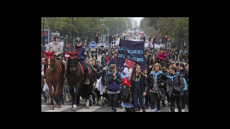 Francia, cavalli sfilano a Parigi, protesta contro tasse su maneggi