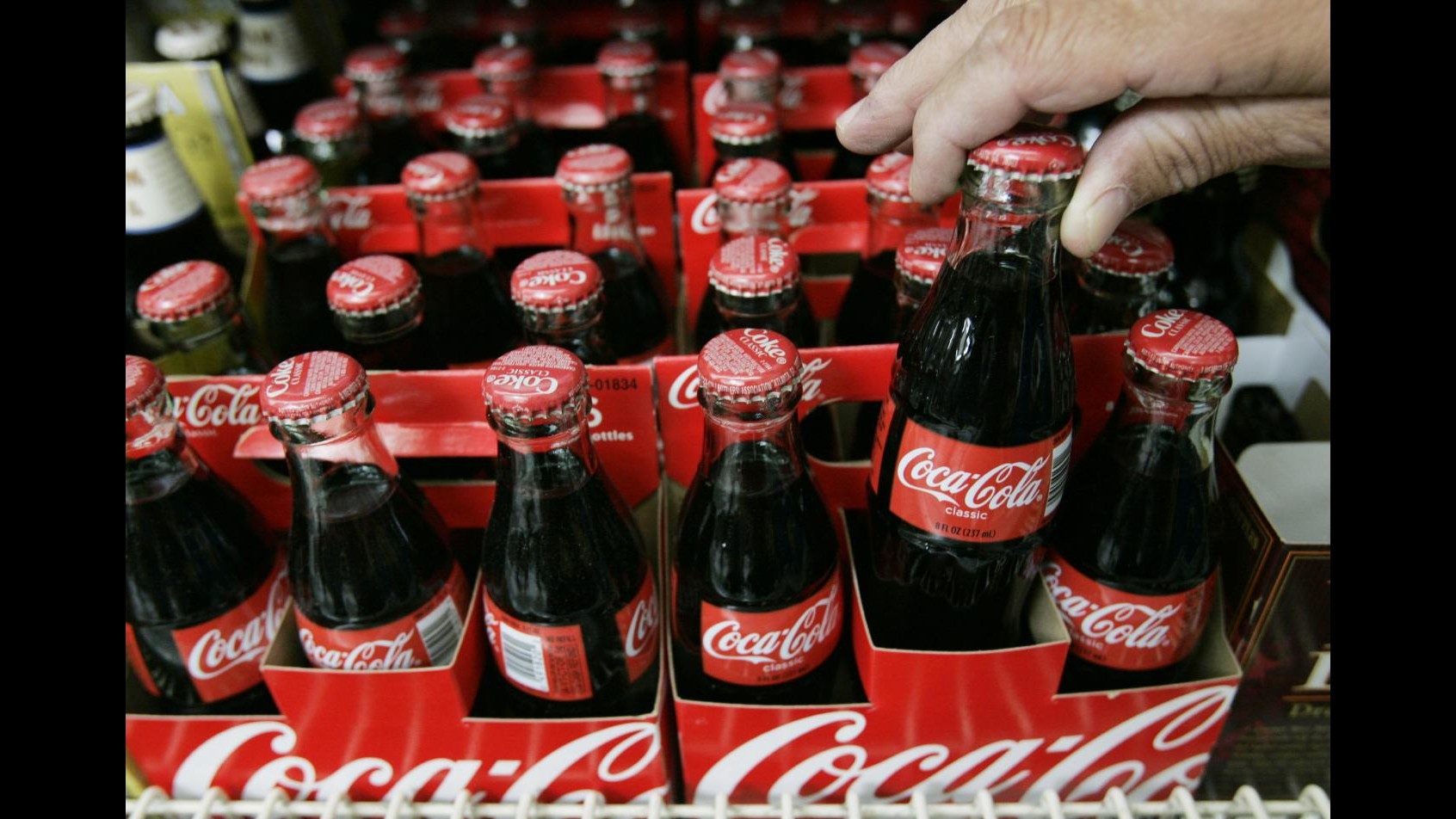Coca-Cola, addio a storiche bottiglie vetro restituibili da 18 centilitri