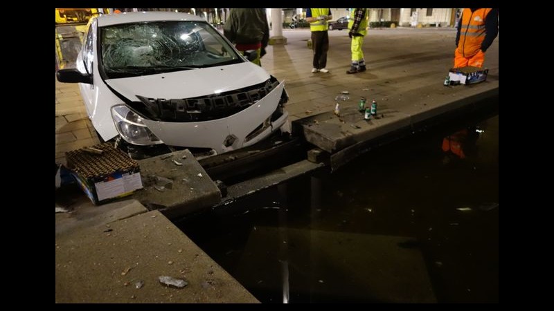 Torino, ubriaco si schiata contro fontana Merz: denunciato