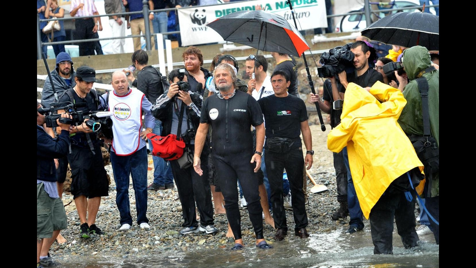 Messina, Grillo è in Sicilia dopo traversata dello Stretto a nuoto