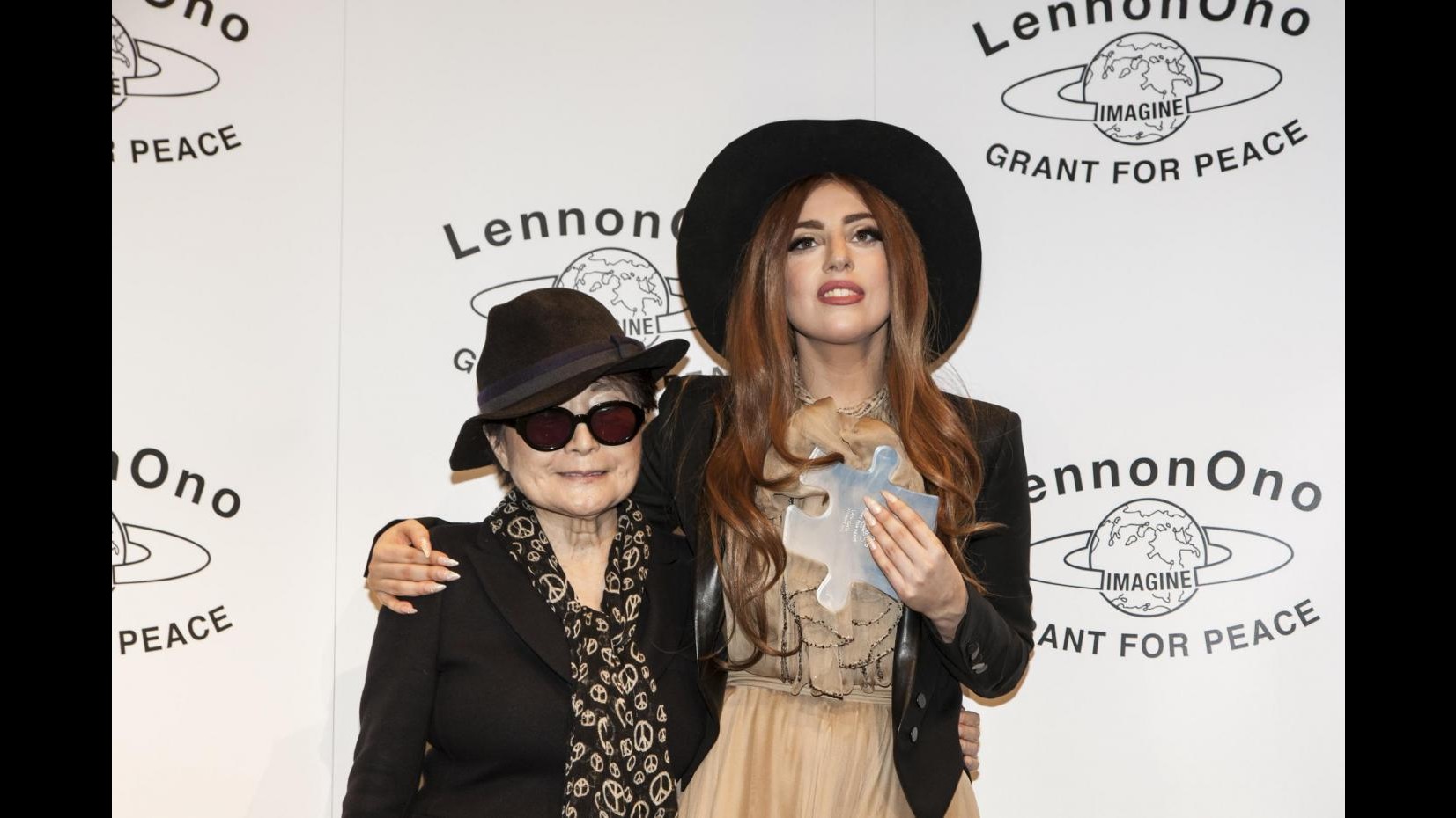 Lady Gaga riceve da Yoko Ono premio per la pace in memoria di Lennon