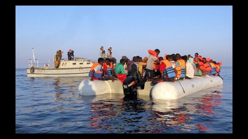 Sbarchi, naufragio tra Libia e Lampedusa: migranti in acqua