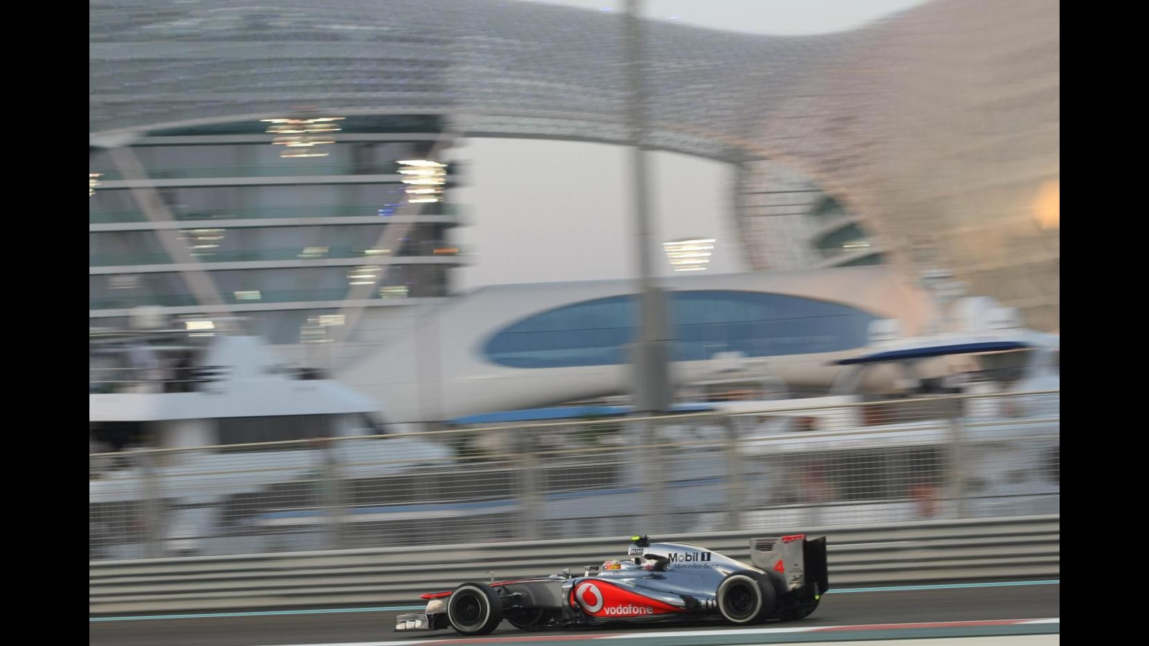 F1, Gp Abu Dhabi: Hamilton in pole davanti a Webber, Alonso settimo