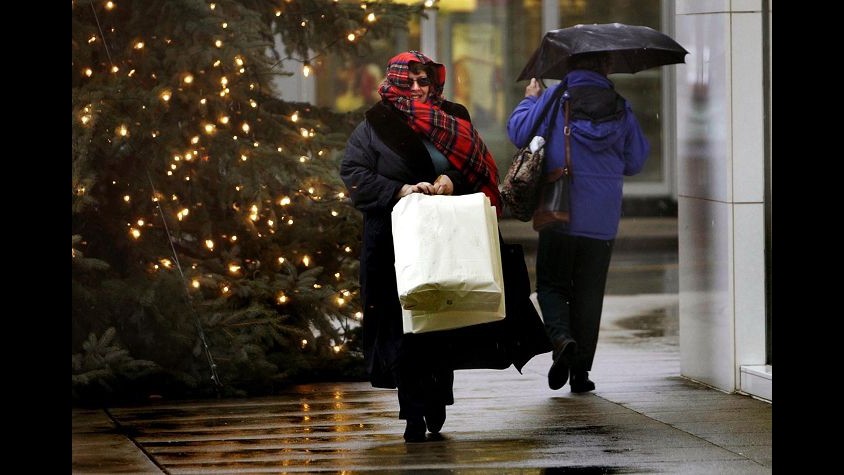 Natale, al via il riciclo dei regali: lo sceglie un italiano su tre