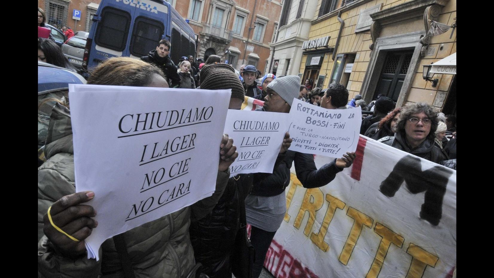 Immigrazione, protesta davanti alla sede del Pd a Roma