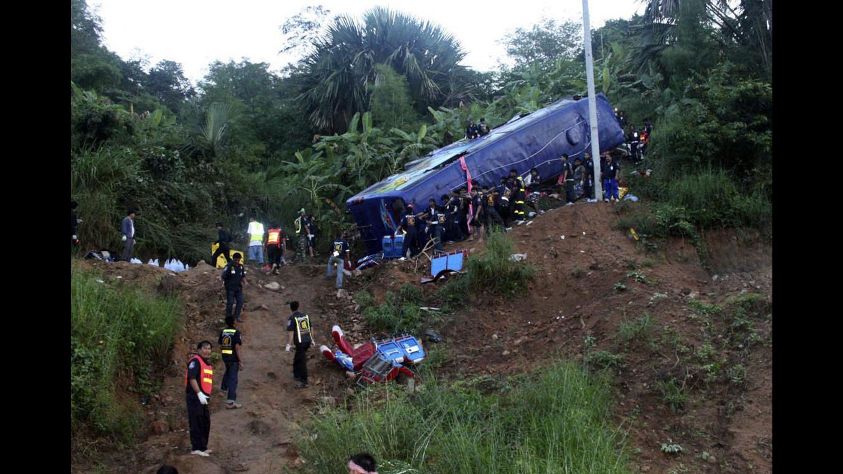 Thailandia, bus passeggeri precipita in burrone: 29 morti