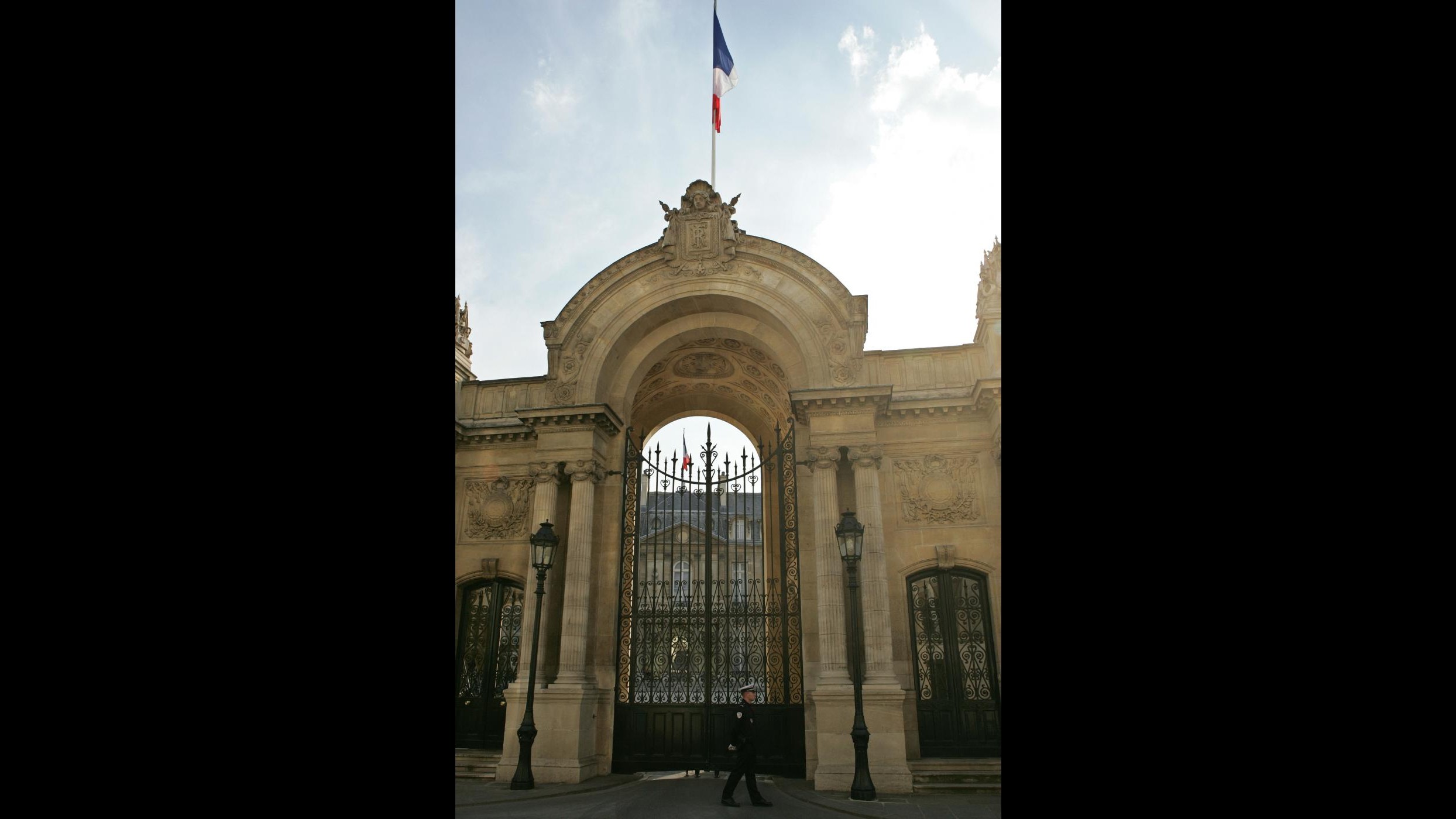 Francia, famiglia italiano in auto contro Eliseo: Protesta per suo teatro