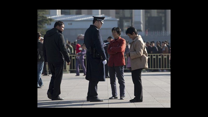 Cina, più sicurezza con bizzarri divieti: Piccioni stiano nelle gabbie
