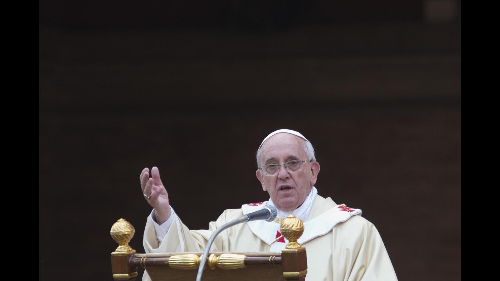 Papa Francesco a sua prima messa Natale: Noi pellegrini fra tenebre e luce, Gesù  senso della storia