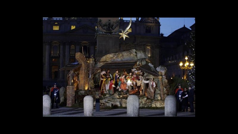 In piazza San Pietro inaugurato presepe napoletano. La messa del Papa stasera