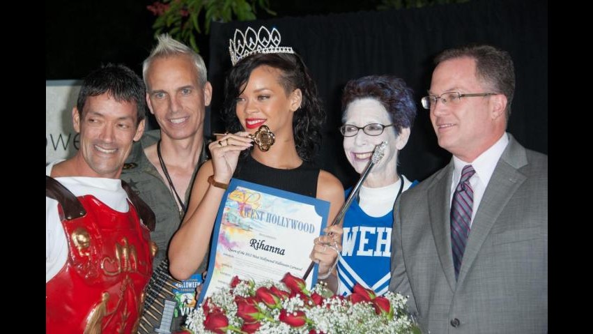 Rihanna incoronata regina di Halloween ricorda vittime uragano Sandy