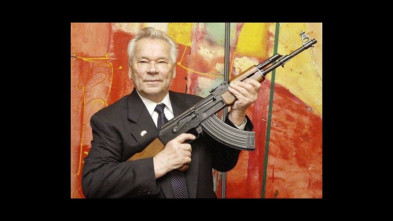 Russia, morto a 94 anni Mikhail Kalashnikov: inventò fucile AK-47
