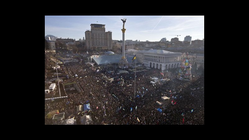 Ucraina, 100mila in piazza a Kiev contro Yanukovych